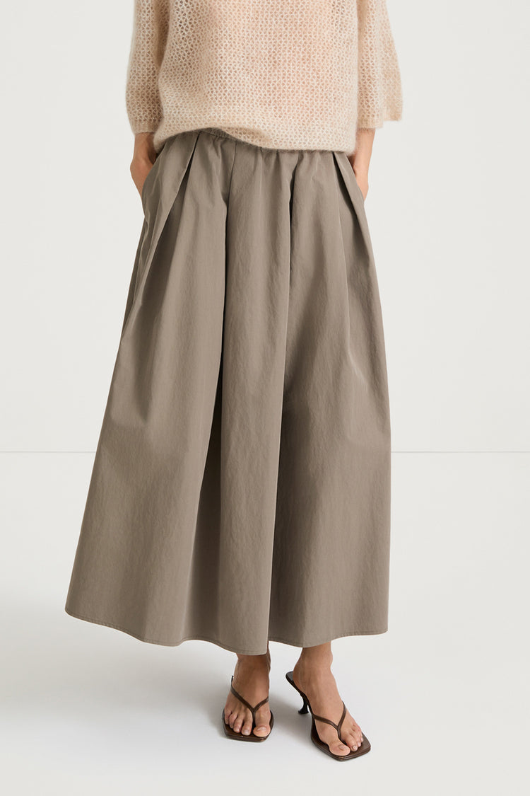Mud khaki maxi trench skirt stylein sorina front close up model image