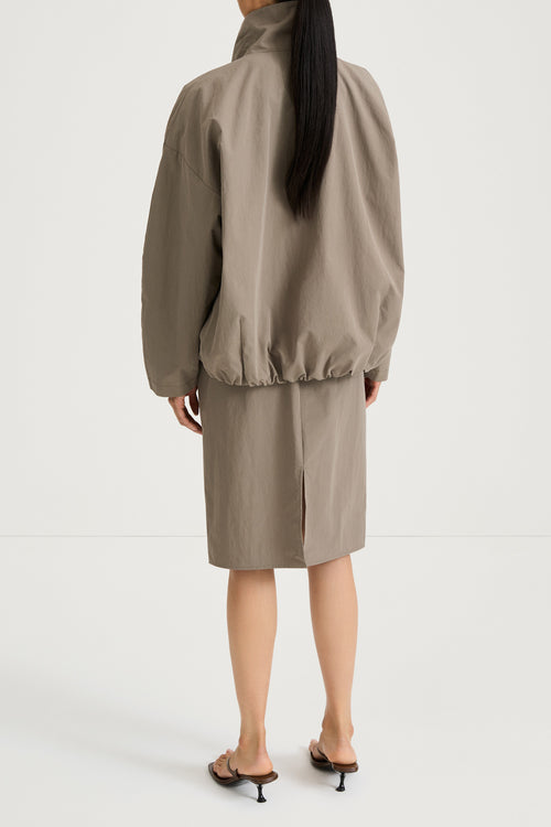 Khaki wind jacket stylein sarou back model image