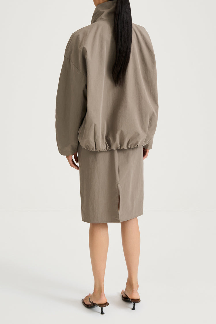 Khaki wind jacket stylein sarou back model image