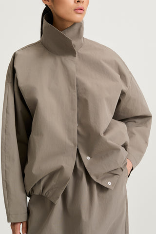 Khaki wind jacket stylein sarou front close up model image