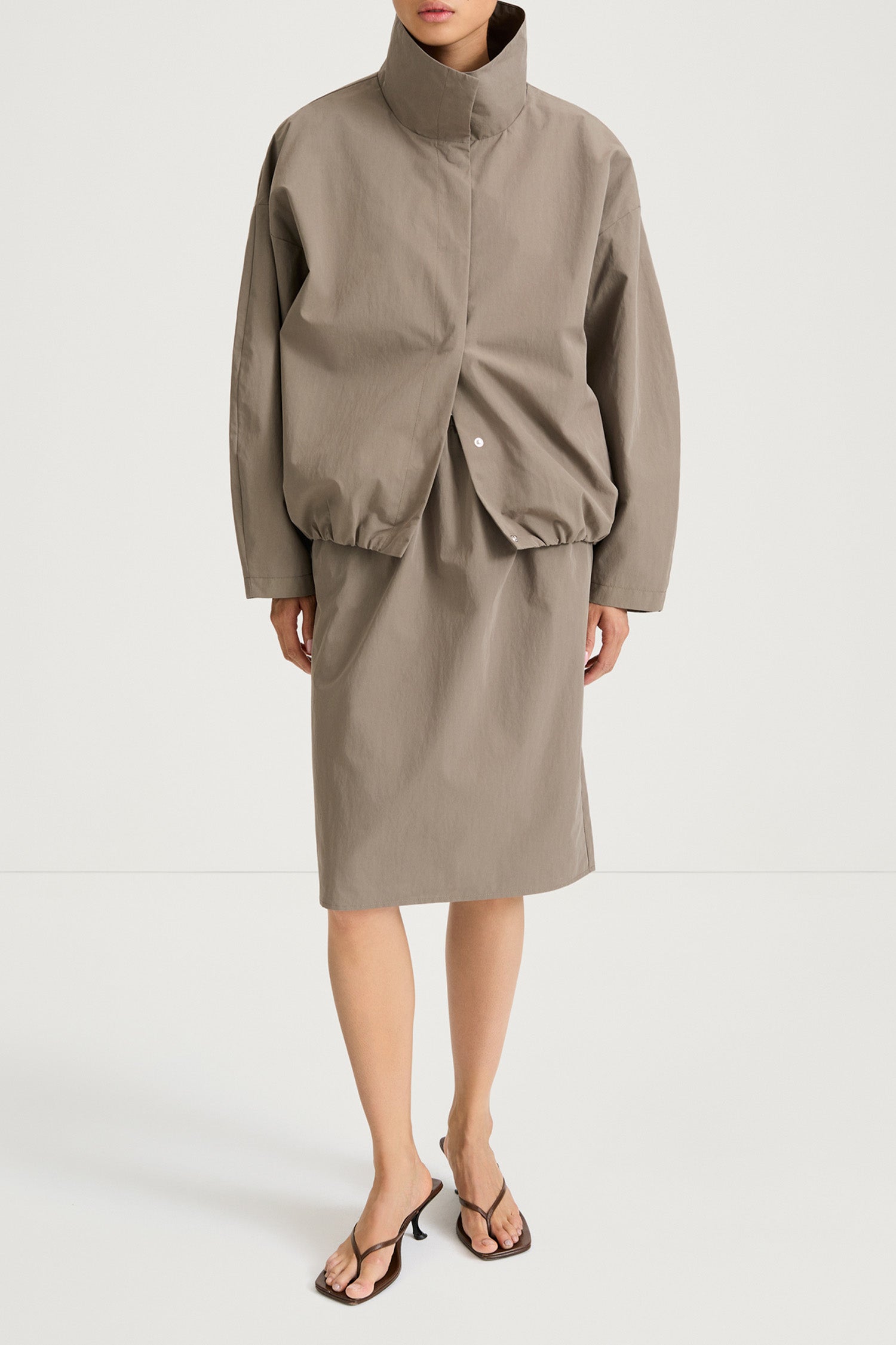 Khaki wind jacket stylein sarou front model image