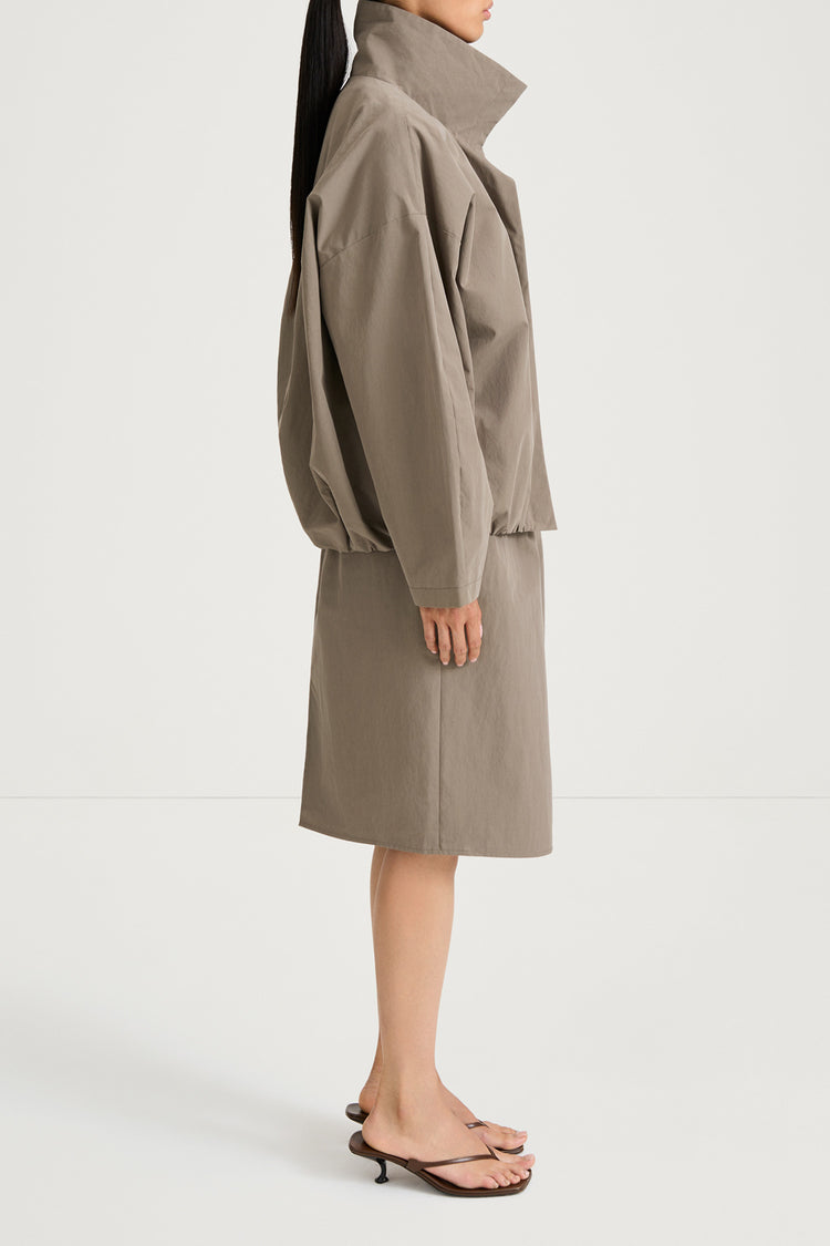 Khaki wind jacket stylein sarou side model image