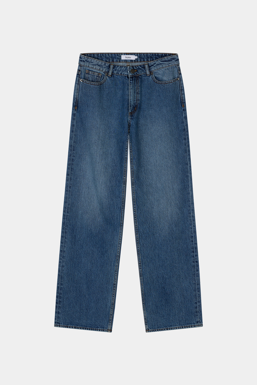 steel blue straight full-lenght denim stylein kiara front close-up model image