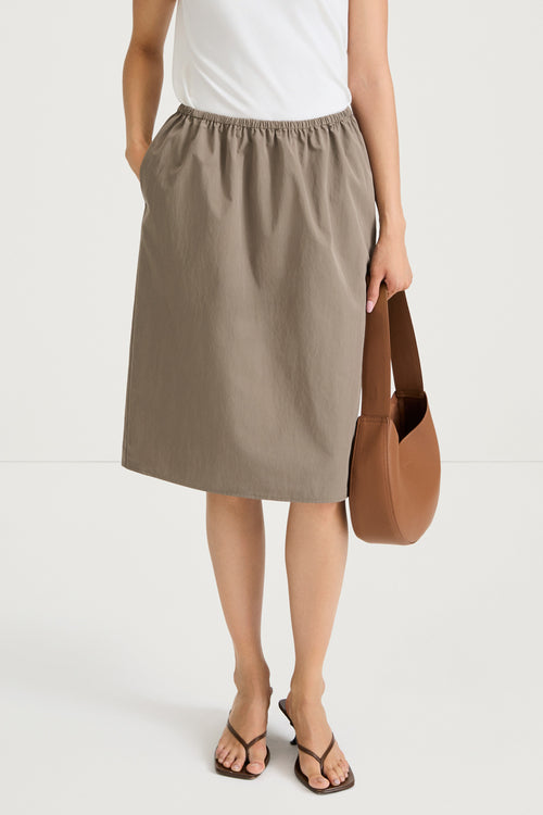 Knee long skirt khaki trench stylein sorrel front model image