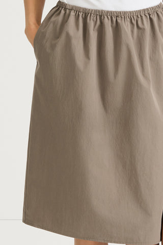 Knee long skirt khaki trench stylein sorrel close up model image