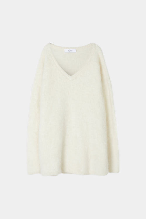 white alpacka v-neck sweater stylein liora model image