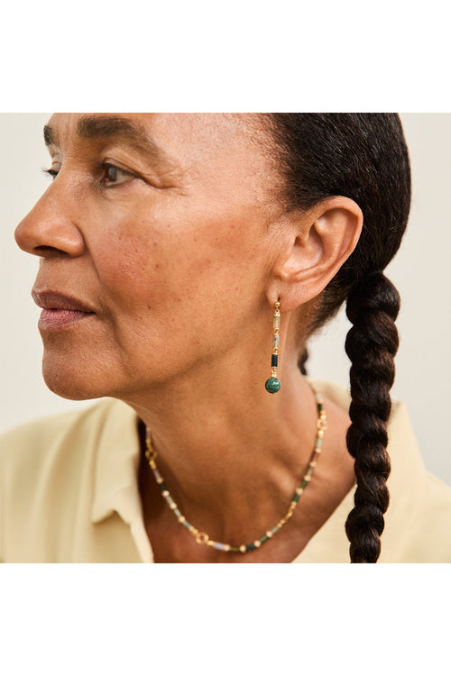 laura vann column necklace indian agatem model image