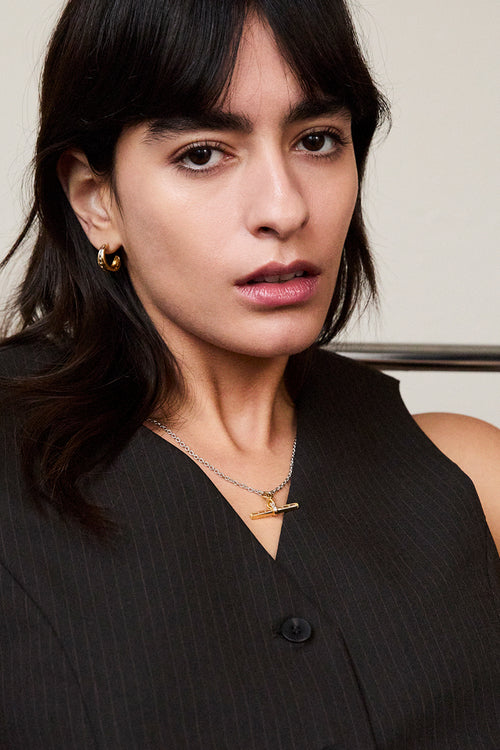 laura vann jeane t-bar necklace silver model image