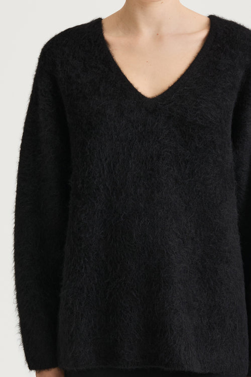 Black v-neck alpacka sweater stylien liora model image