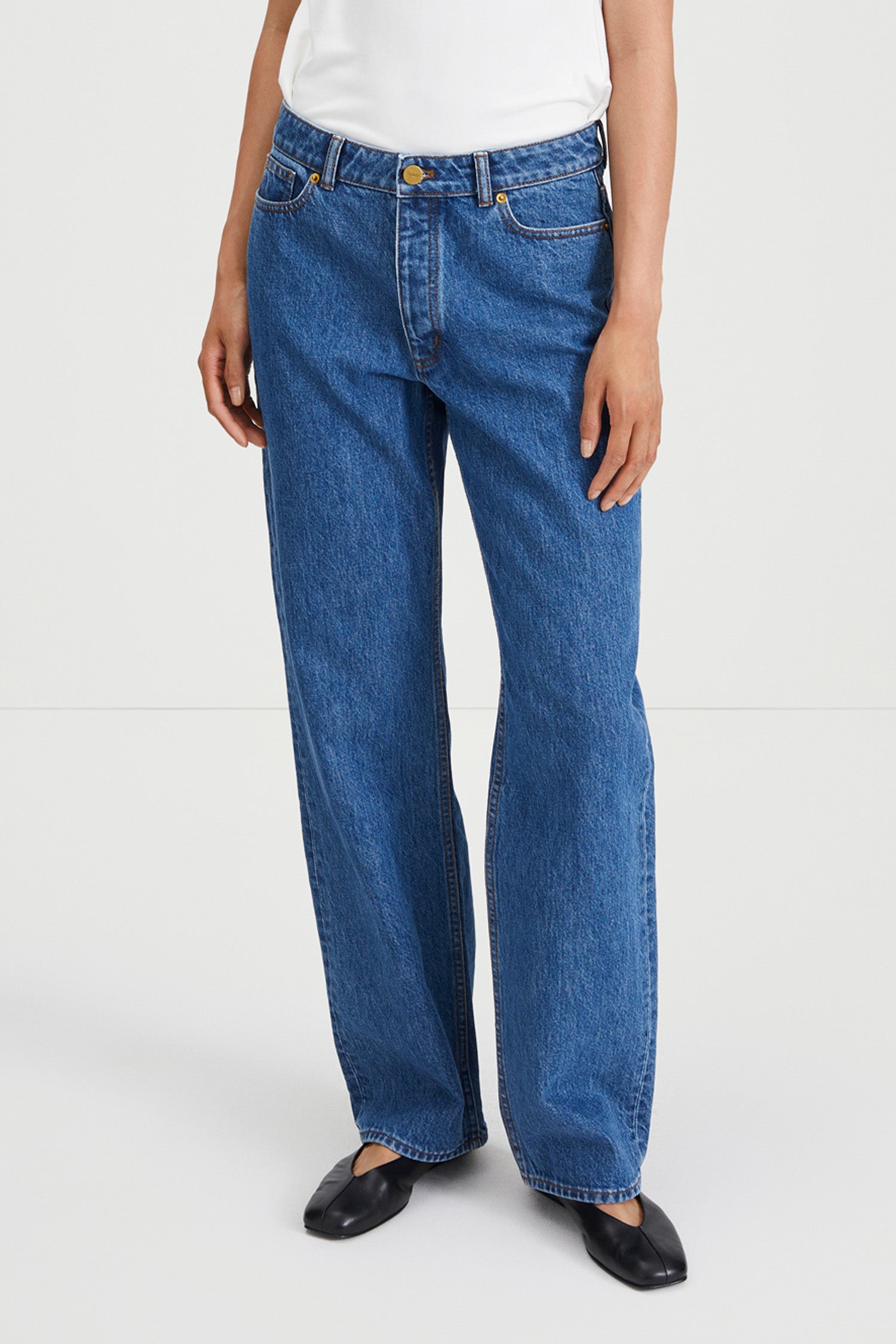 Kim mid blue loose fit low waist denim stylein close up