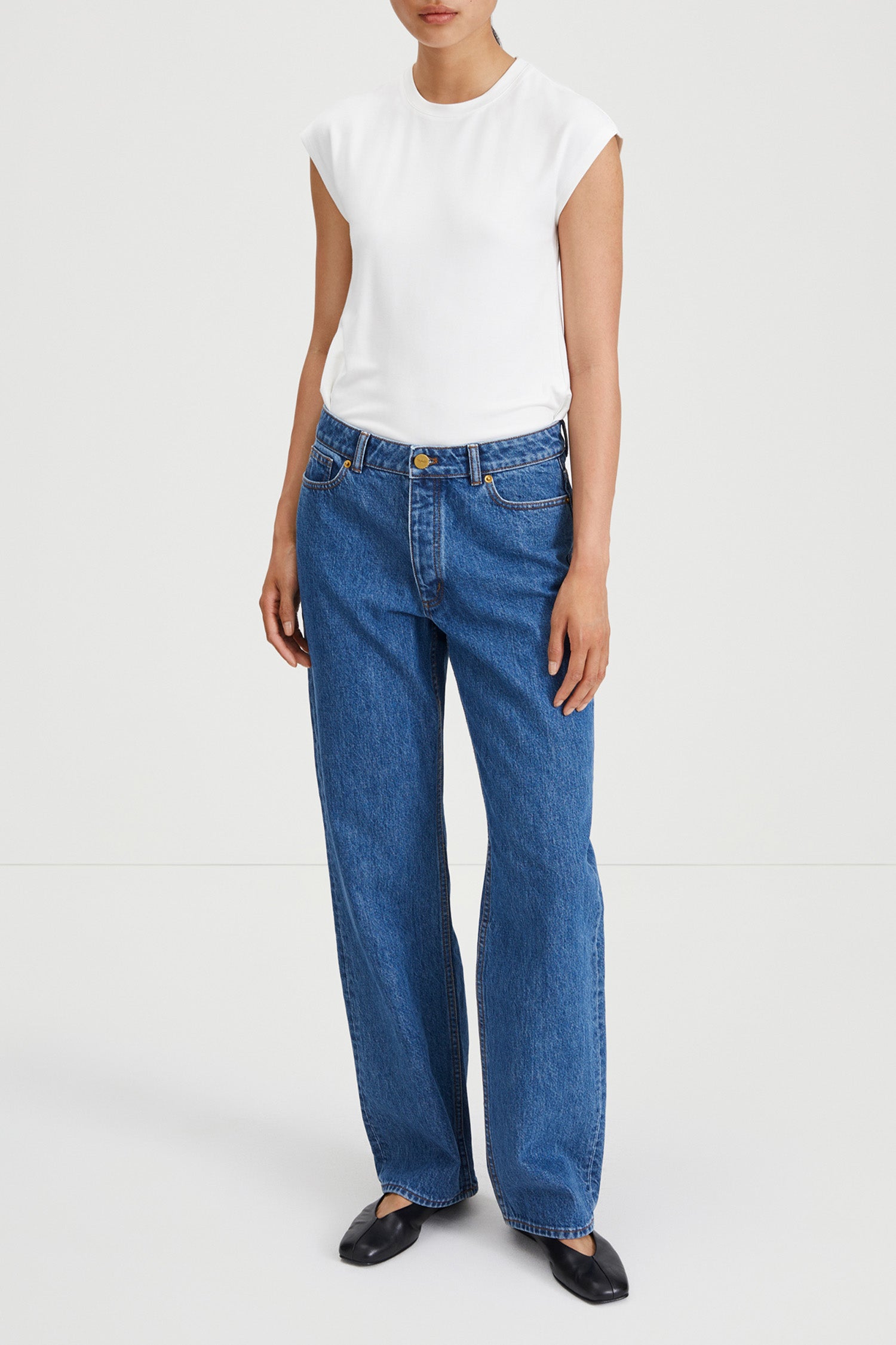 Kim mid blue loose fit low waist denim stylein model image