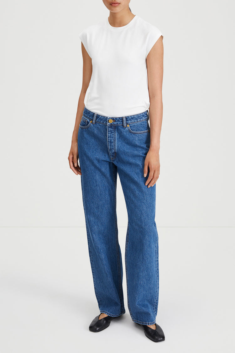 Kim mid blue loose fit low waist denim stylein model image