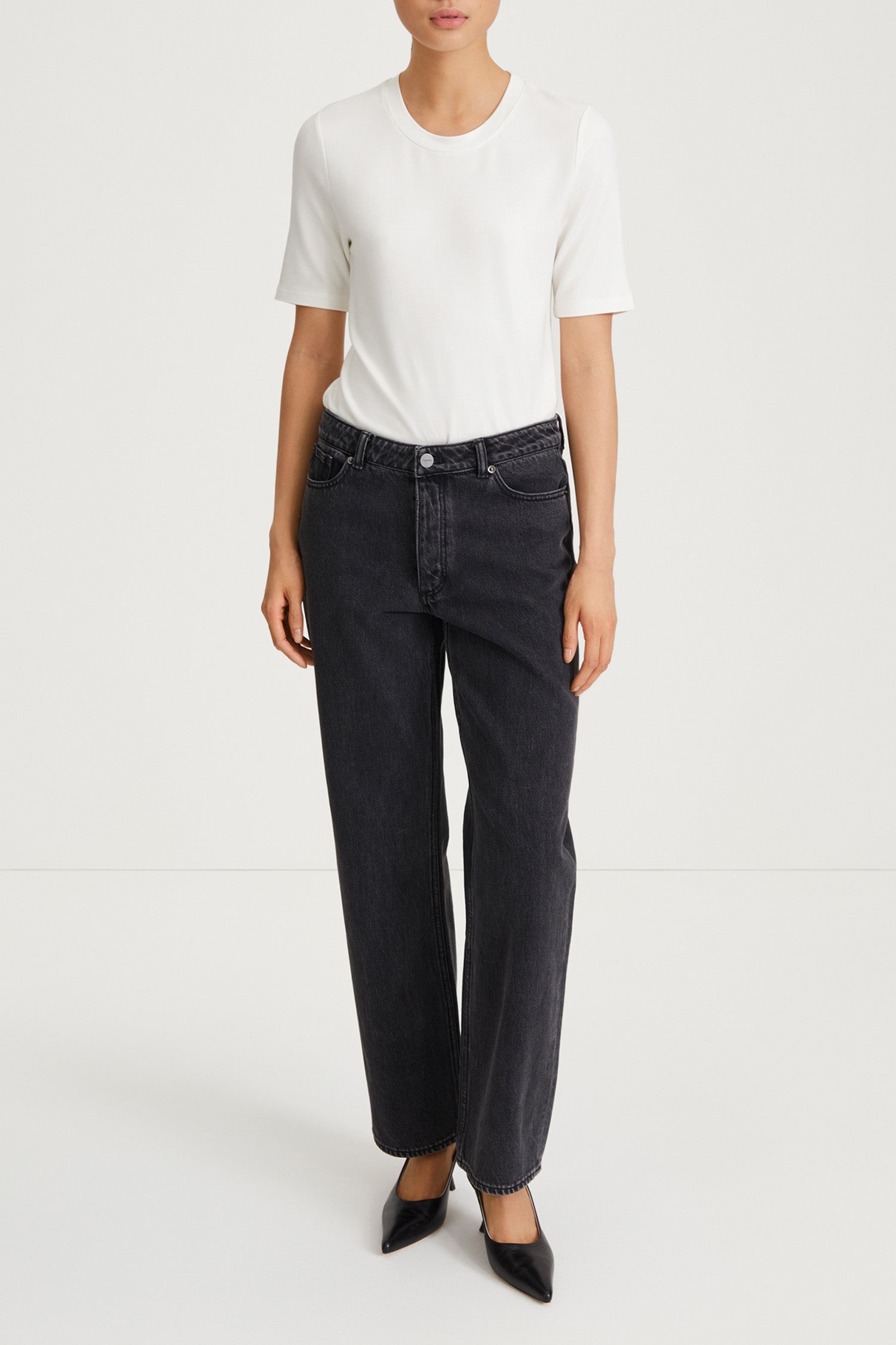 loose fit denim black stylein kim model image