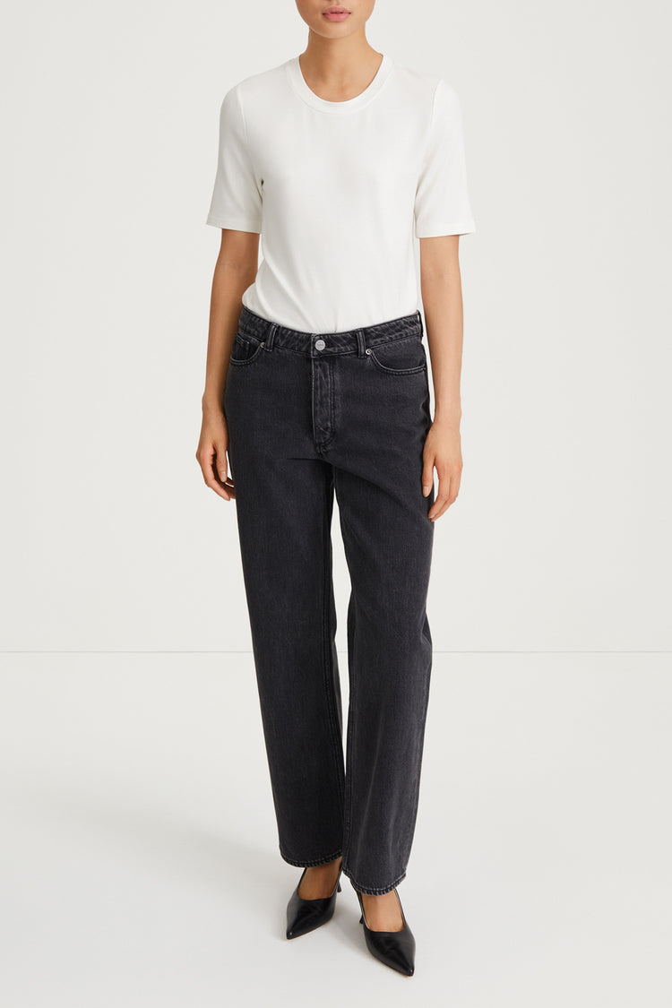 loose fit denim black stylein kim model image