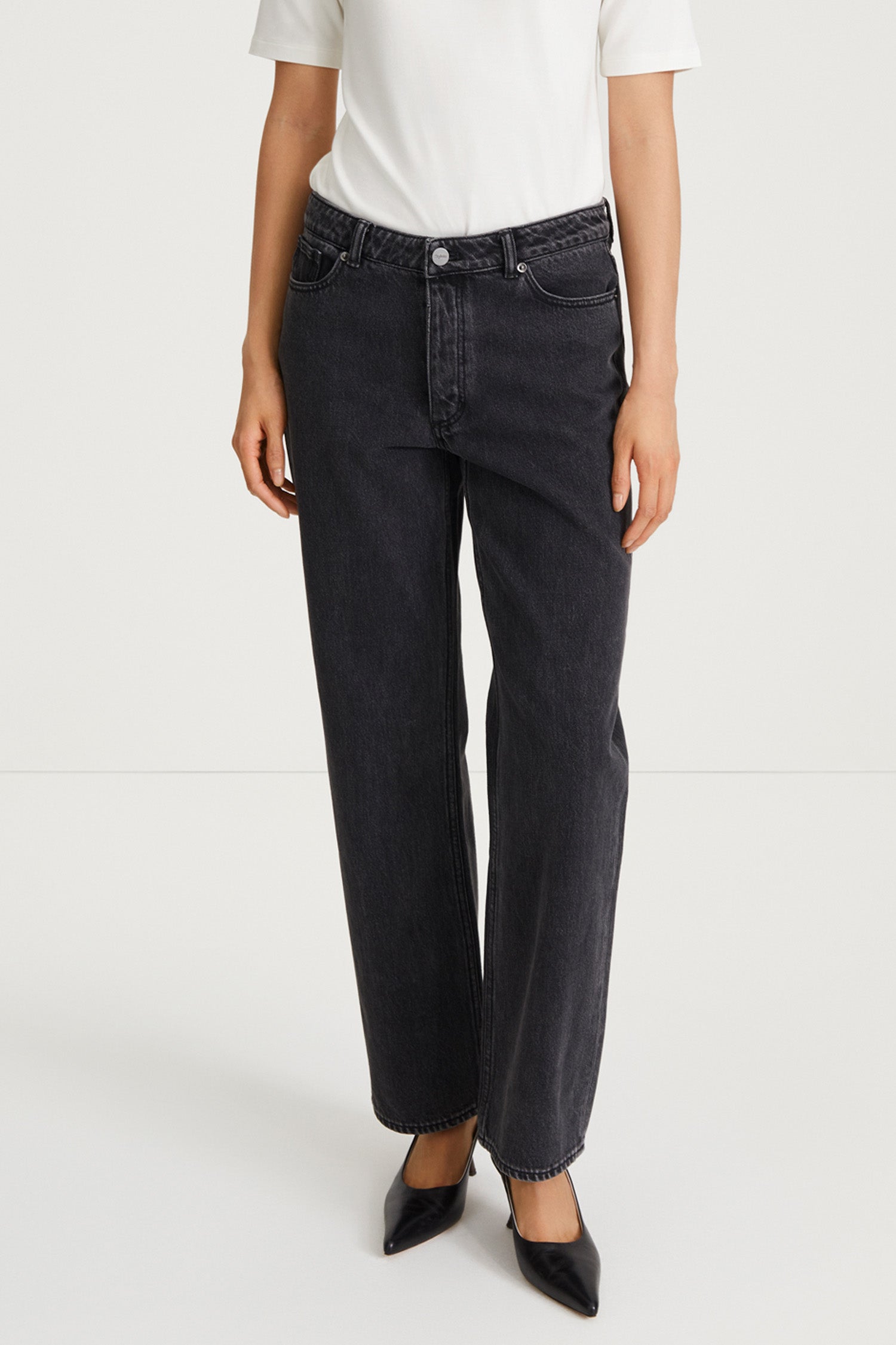 loose fit denim black stylein kim close up