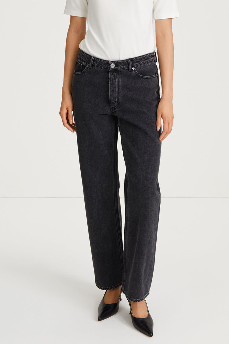 loose fit denim black stylein kim close up