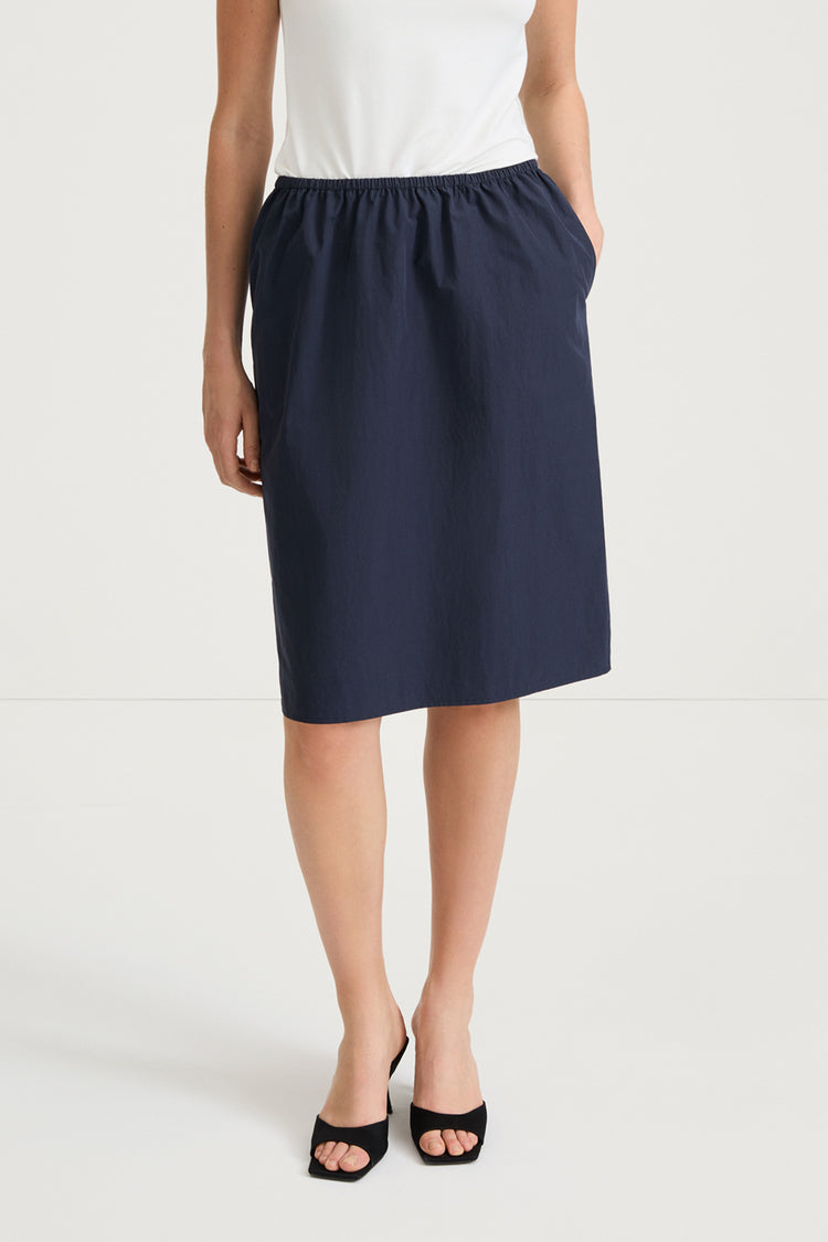 Knee long skirt navy trench stylein sorrel front close up model image