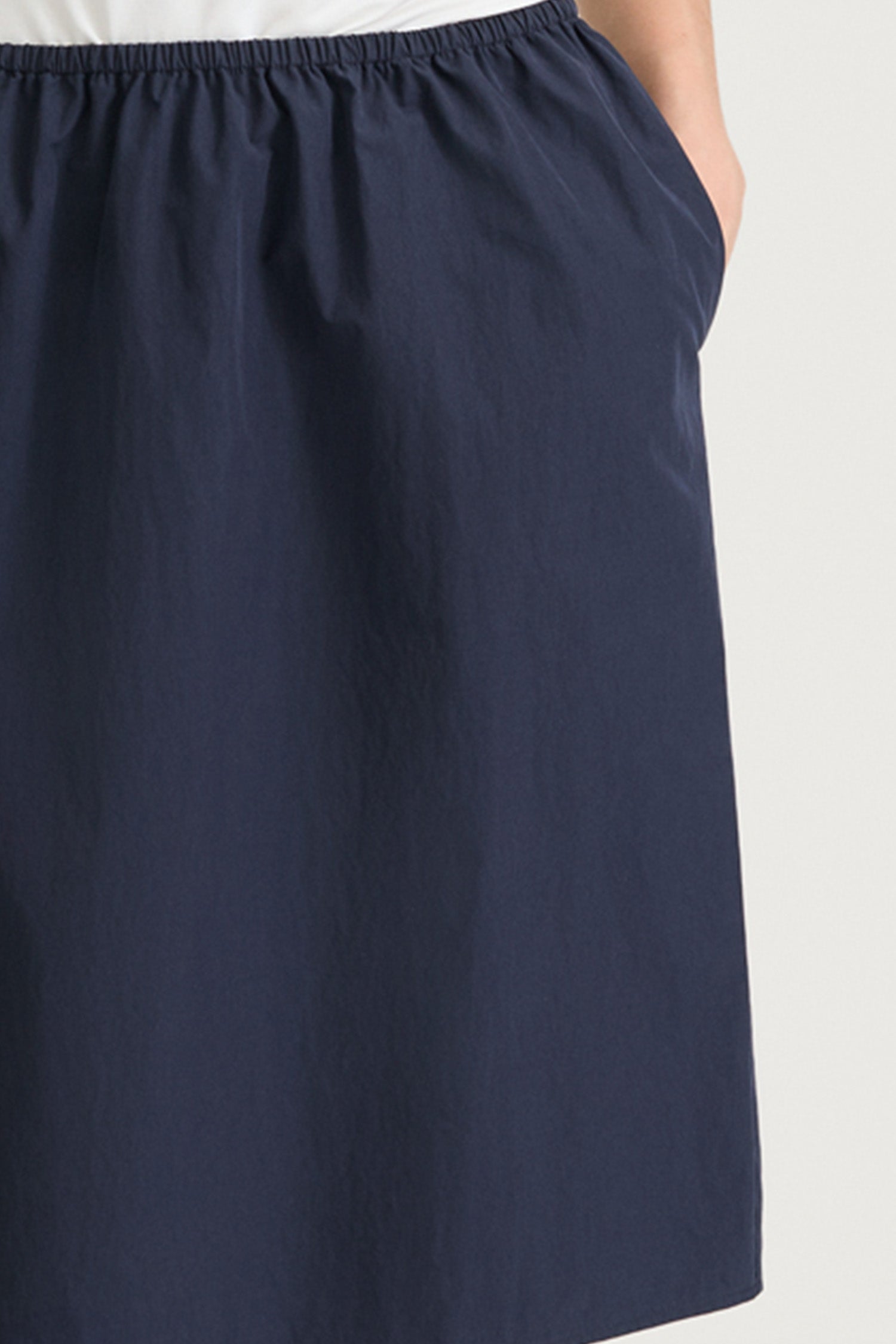 Knee long skirt navy trench stylein sorrel front close up model image