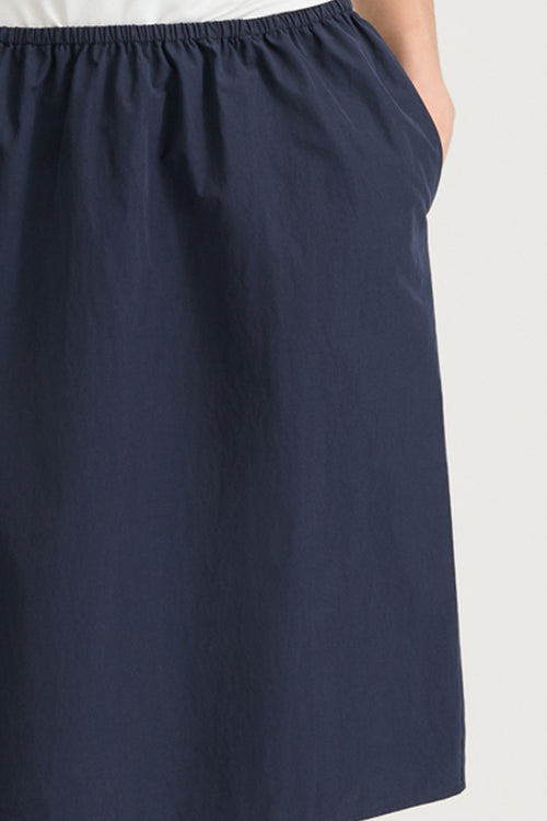 Knee long skirt navy trench stylein sorrel front close up model image