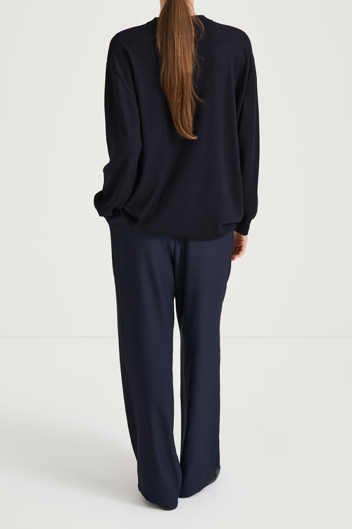 Navy sweater crew neck stylein hera back model image