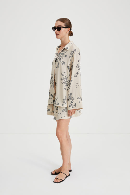 Marlo shorts paisley pattern stylein side image