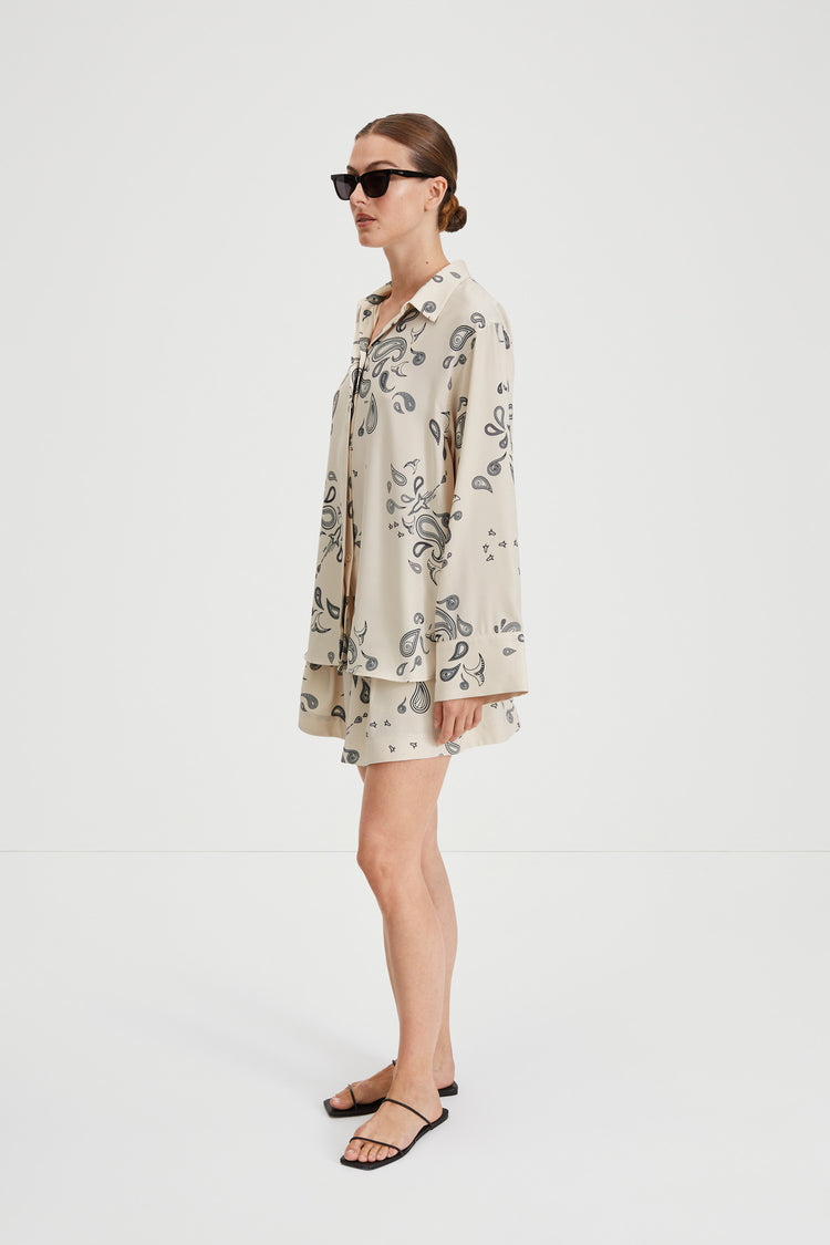 Marlo shorts paisley pattern stylein side image