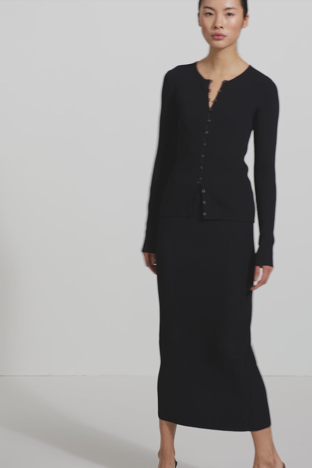 Paloma knitted cardigan + Pomerola skirt navy video
