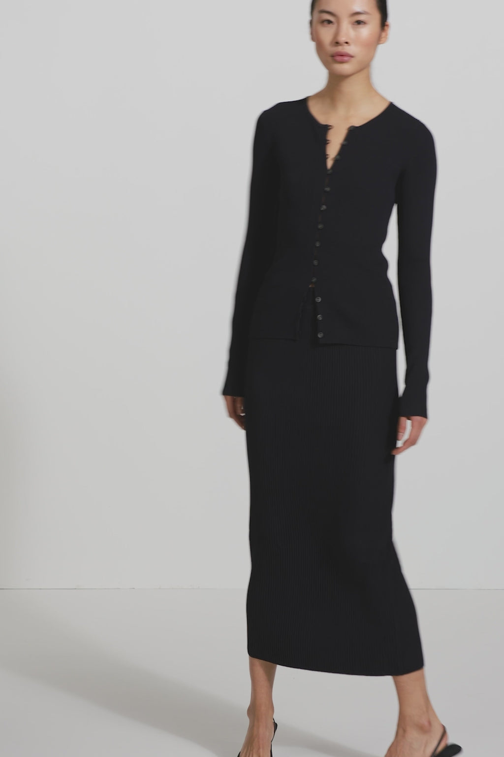 Paloma knitted cardigan + Pomerola skirt navy video