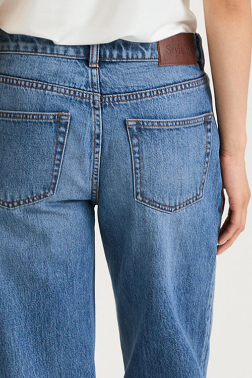 steel blue straight full-lenght denim stylein kiara back close-up model image