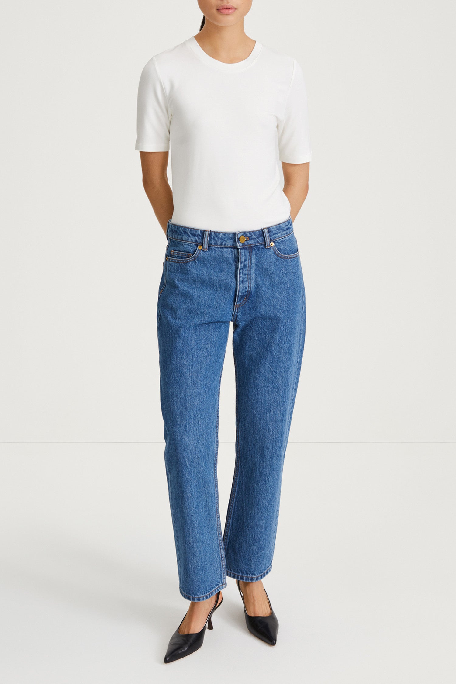 Ken denim straight fit cropped mid blue stylein front