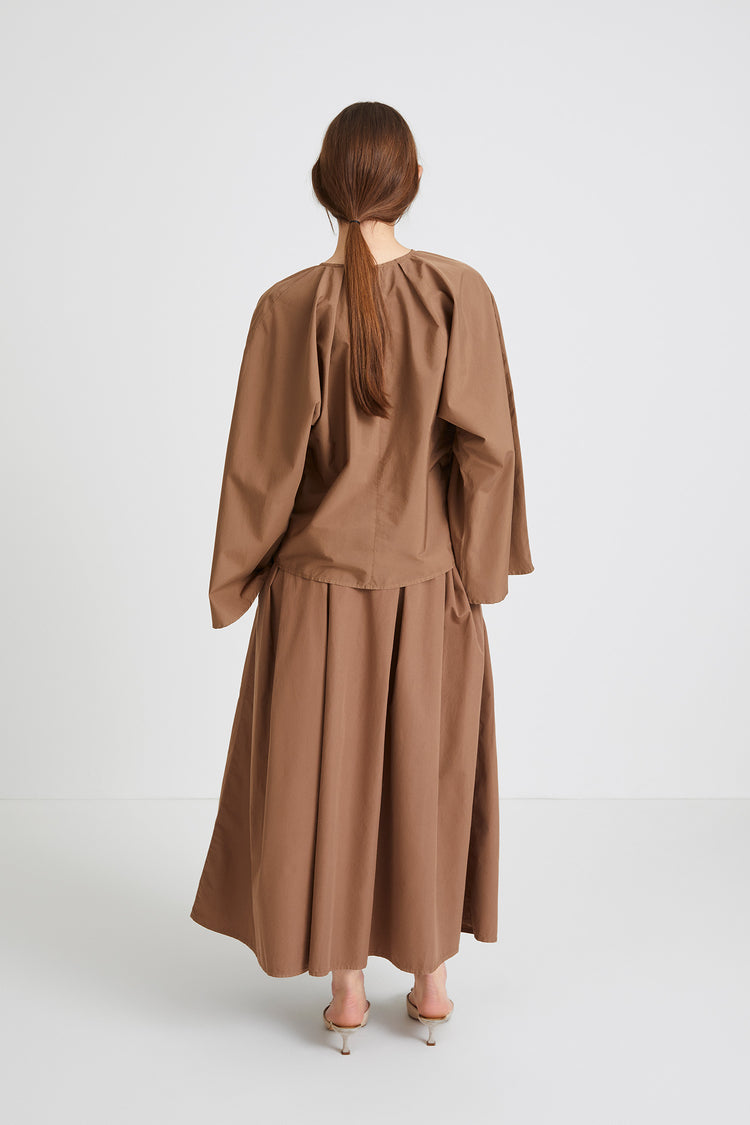 Juli shirt voluminous top cotton wide sleeves round neckline front pleats mud brown  beige stylein back image