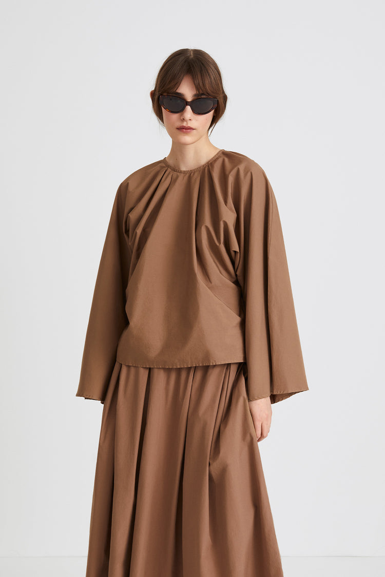 Juli shirt voluminous top cotton wide sleeves round neckline front pleats mud brown  beige stylein front close image