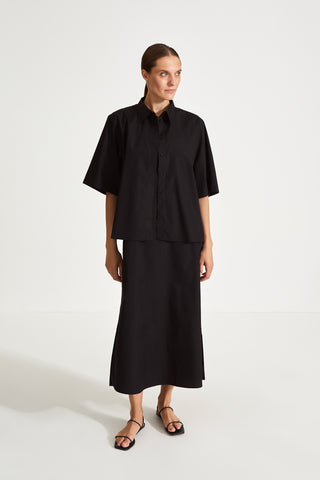 Jensen shirt short sleeved button down cropped length relaxed fit black stylein front image