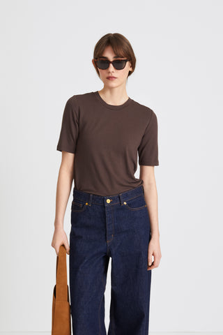 Chambers t-shirt jersey classic rounded neckline narrow sleeves dark brown stylein front close image