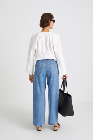 Juli shirt voluminous cotton wide long sleeves round neckline pleats front and back white stylein back image