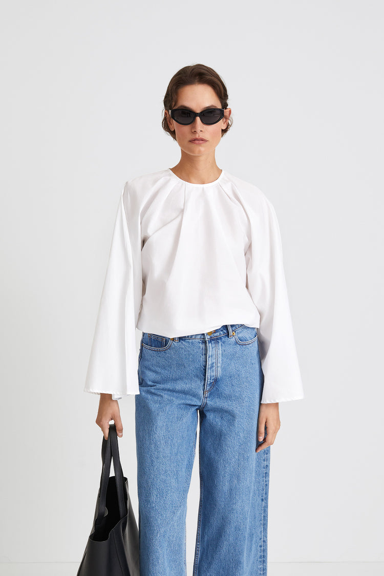 Juli shirt voluminous cotton wide long sleeves round neckline pleats front and back white stylein front close image