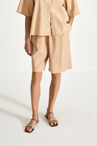 Jessie shorts knee length wide silhouette beige stylein front image