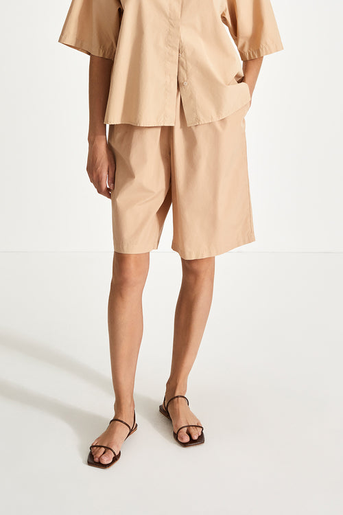 Jessie shorts knee length wide silhouette beige stylein front image