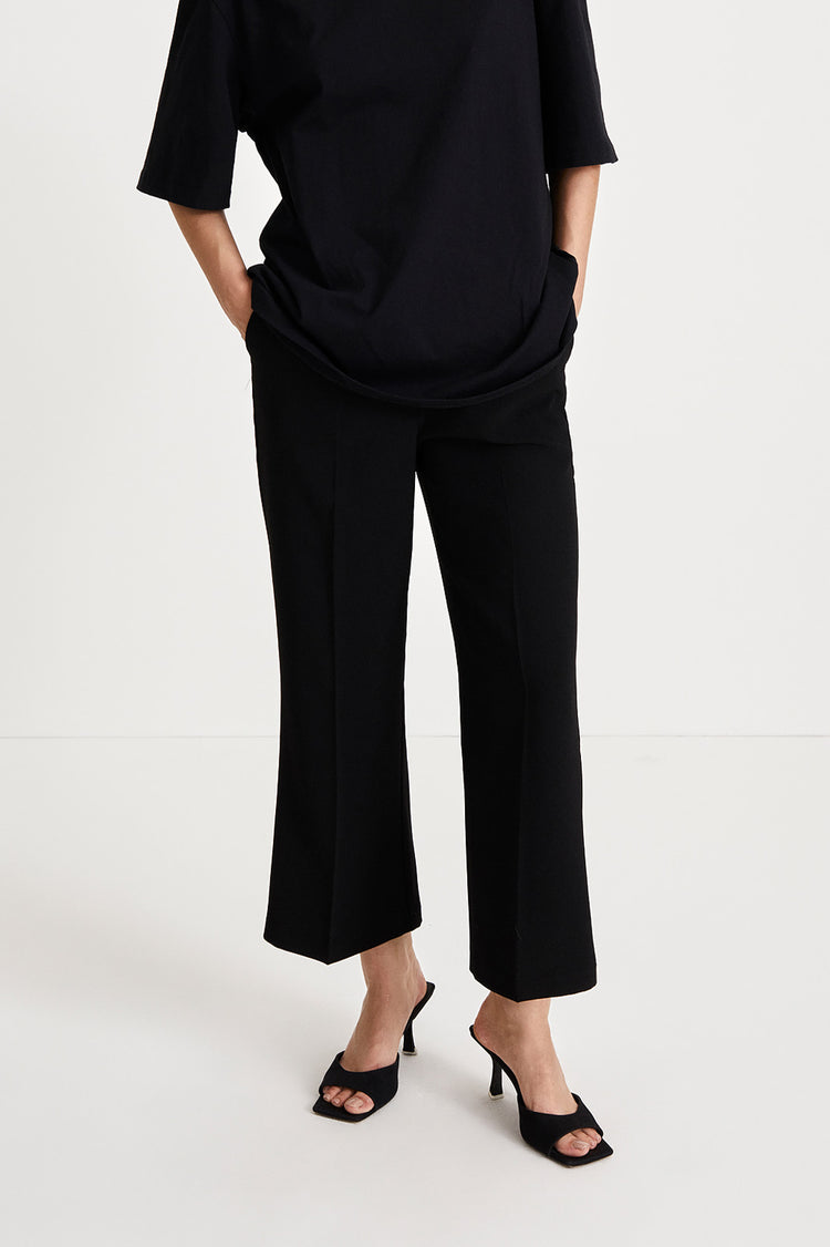 Bonita trousers cropped flared crepe black stylein front image 