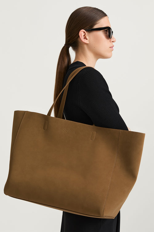 camel tote-bag yacht stylein packshot model image