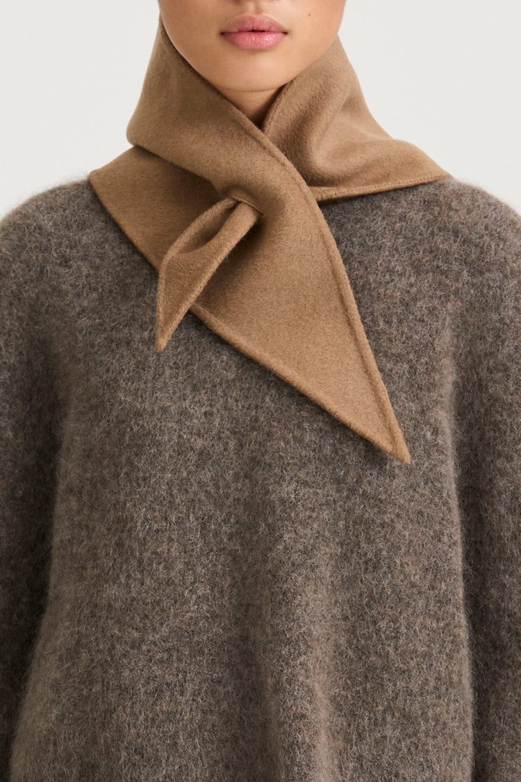 triangle wool scarf beige stylein trinity detail