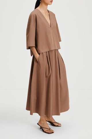 Julianna blouse voluminous cropped v neck short wide sleeves mud brown stylein side image