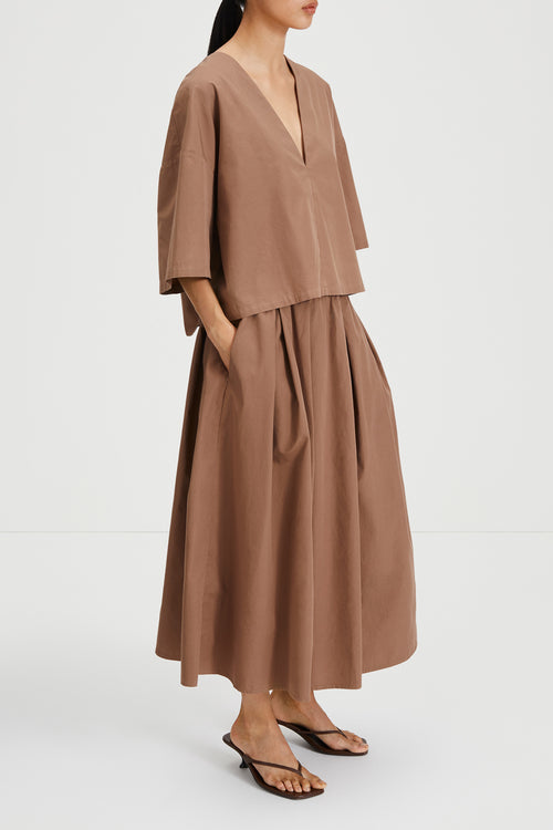 Julianna blouse voluminous cropped v neck short wide sleeves mud brown stylein side image