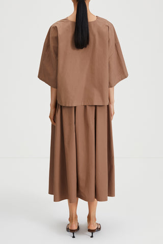 Julianna blouse voluminous cropped v neck short wide sleeves mud brown stylein back image