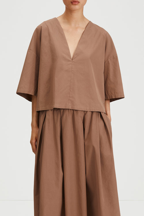 Julianna blouse voluminous cropped v neck short wide sleeves mud brown stylein front image