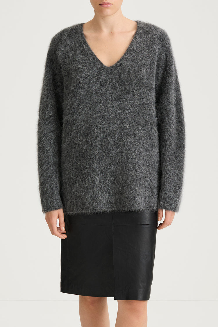 v-neck mohair sweater grey stylein liora close up