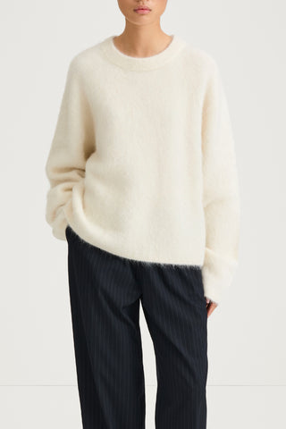 white alpacka knitted sweater stylein lorena close up