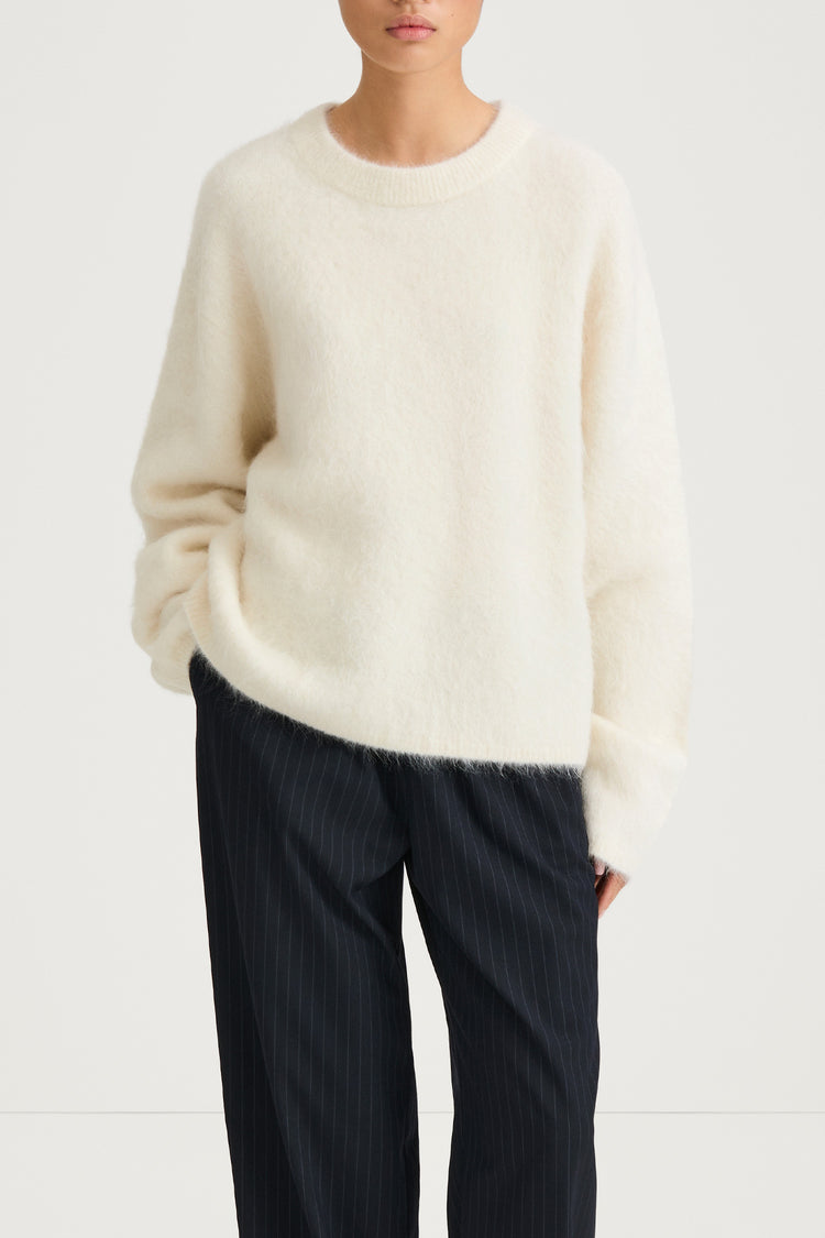 white alpacka knitted sweater stylein lorena close up