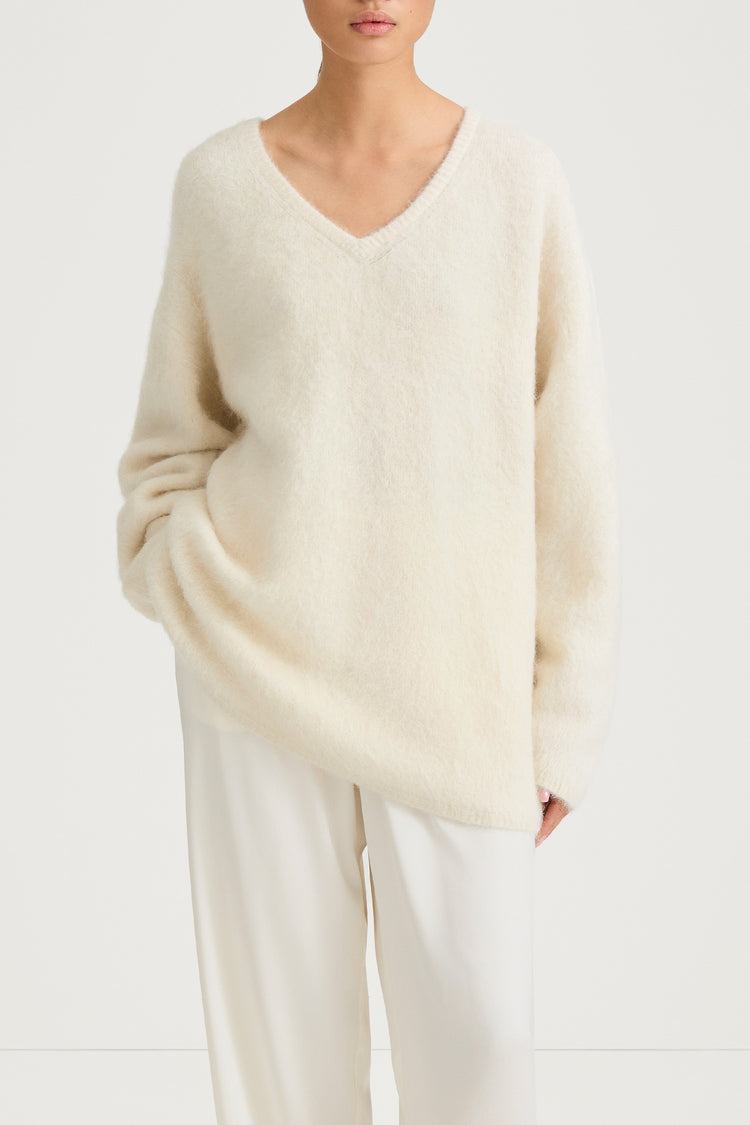 white alpacka v-neck sweater stylein liora 