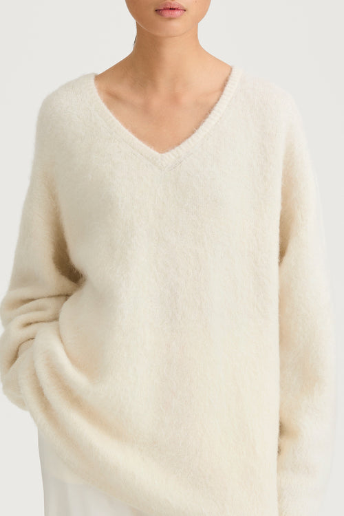 white alpacka v-neck sweater stylein liora detail